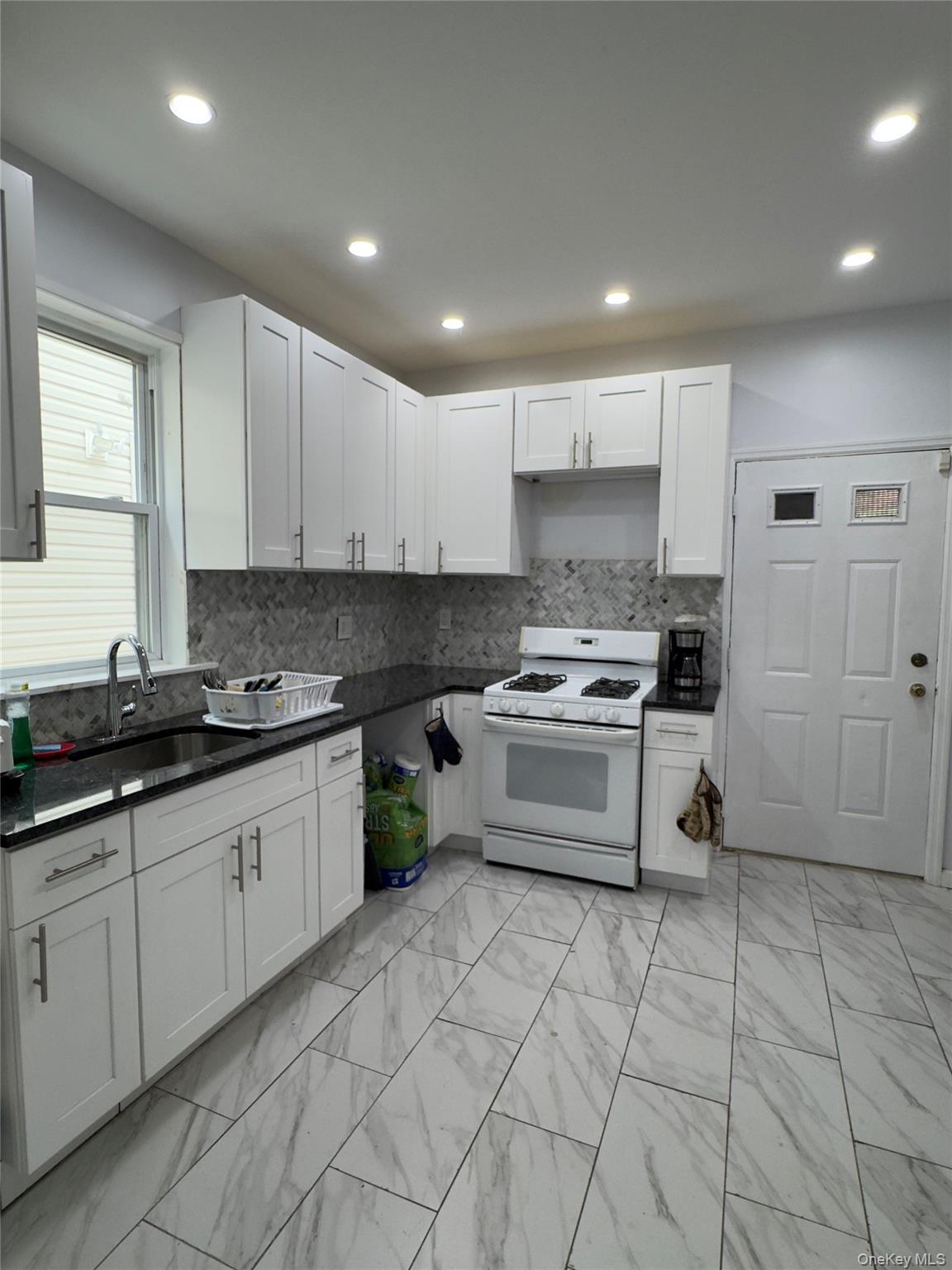2042 Colonial Avenue Property Photo 3