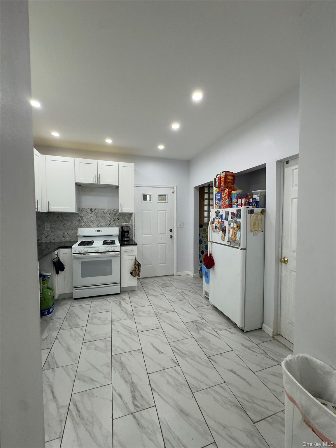 2042 Colonial Avenue Property Photo 5