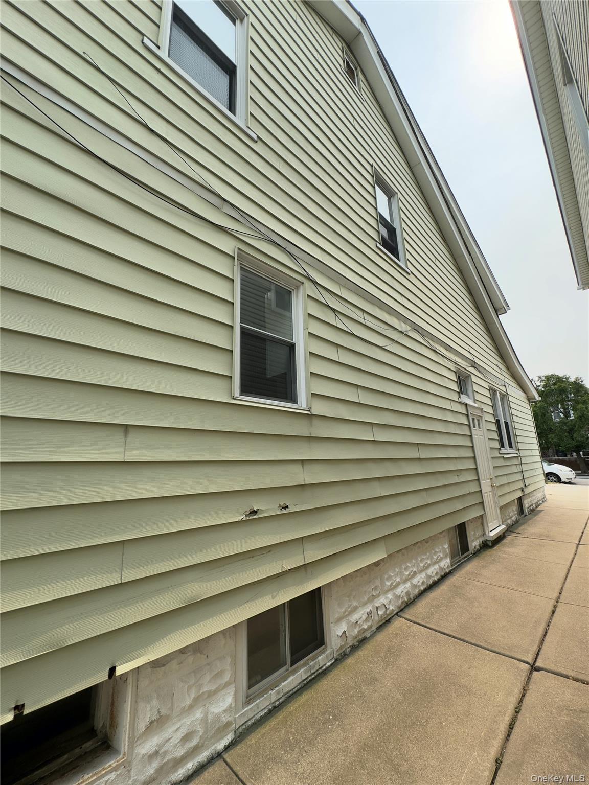 2042 Colonial Avenue Property Photo 8