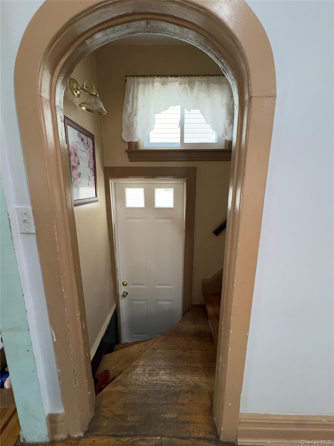 2042 Colonial Avenue Property Photo 16