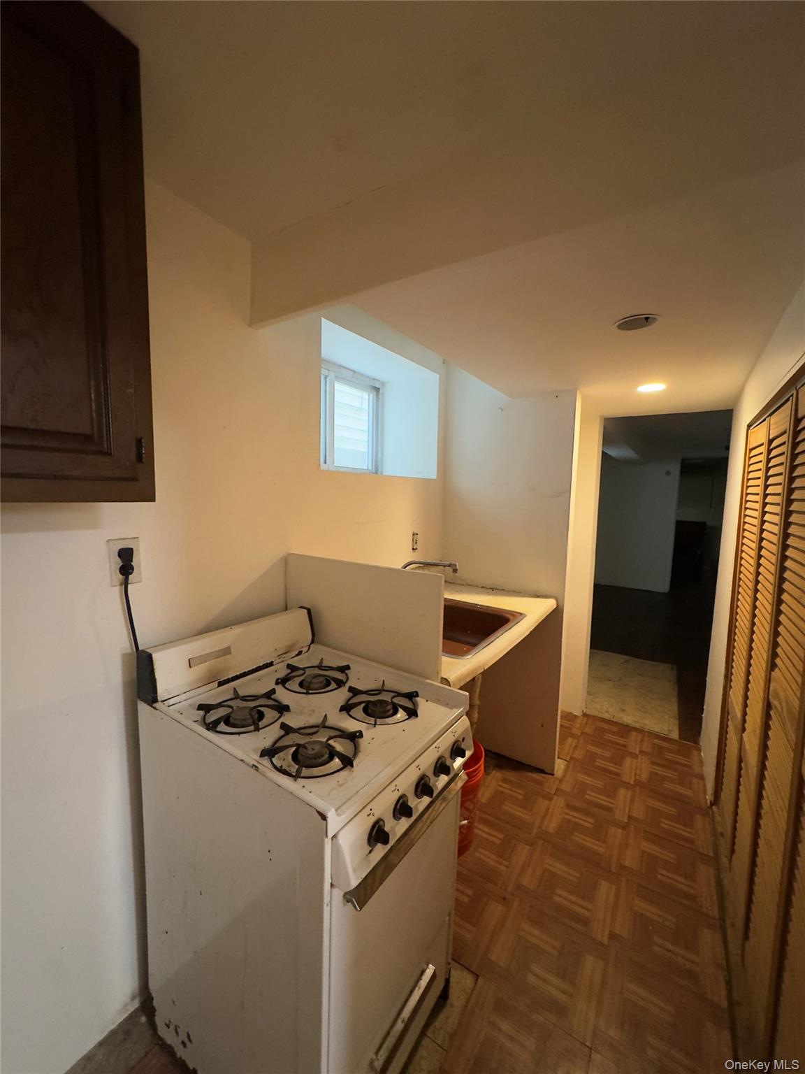 2042 Colonial Avenue Property Photo 25