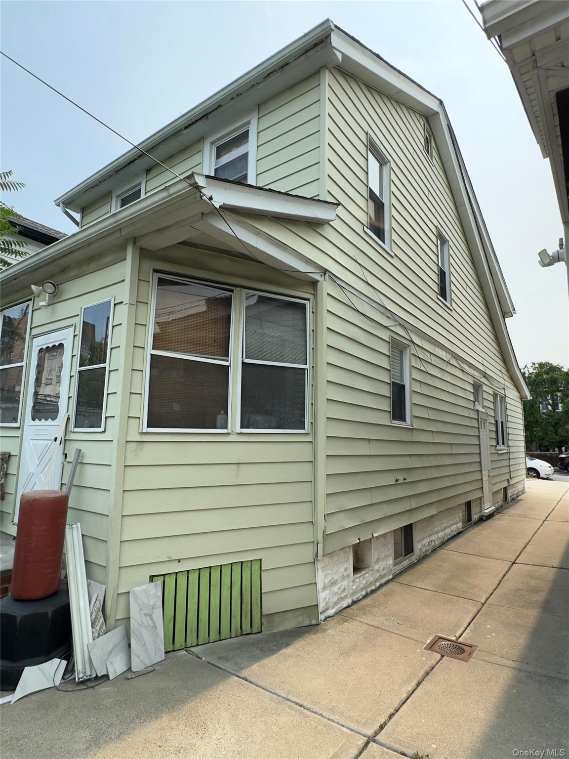 2042 Colonial Avenue Property Photo 28