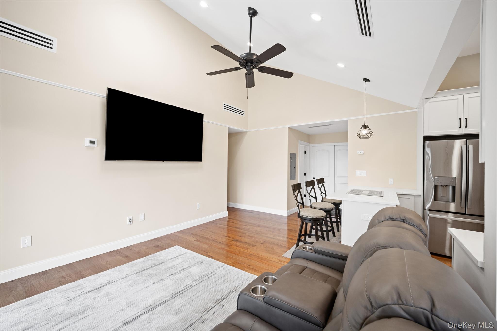 180 Davis Avenue 12a Property Photo 6