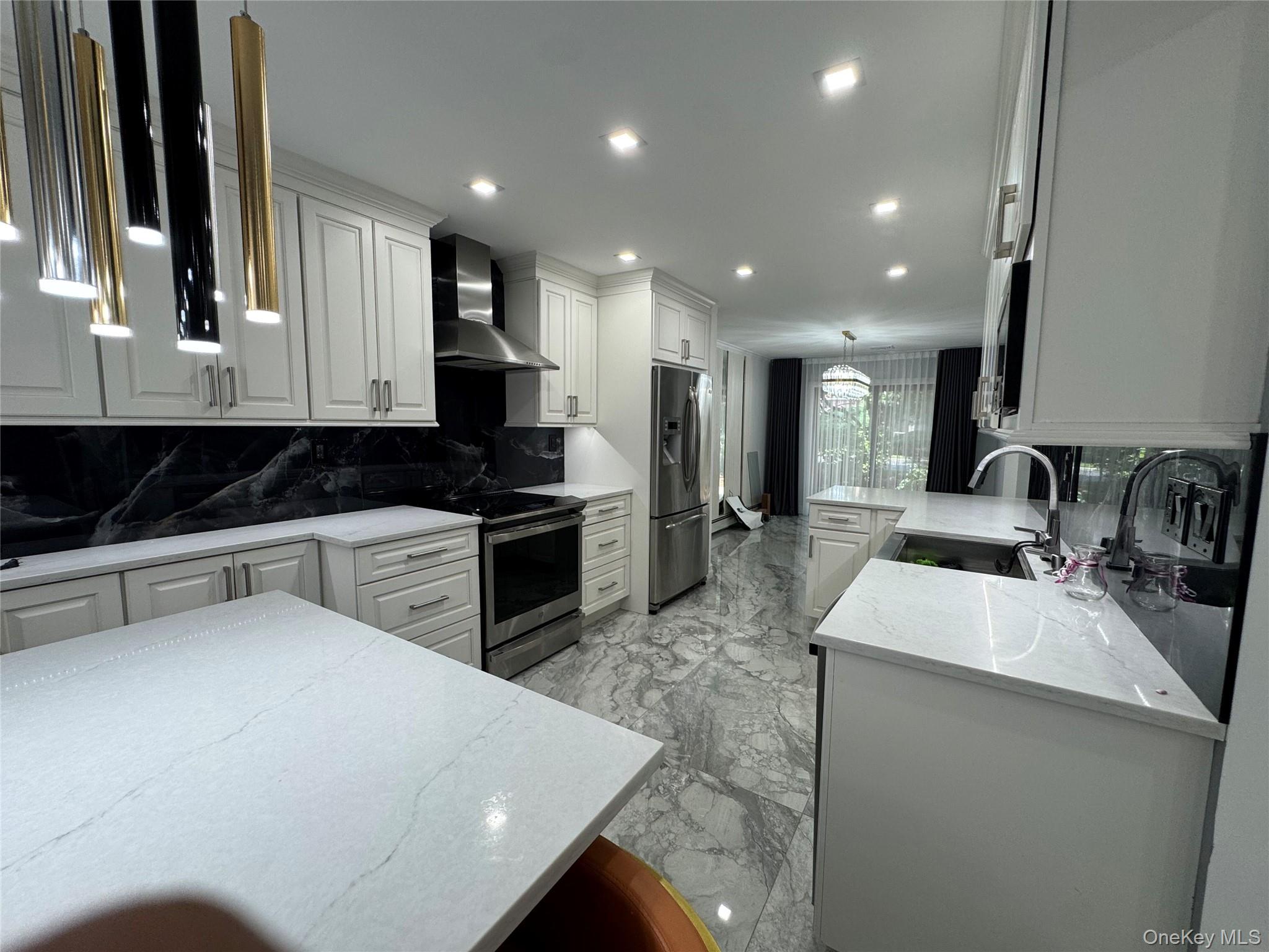 285 S Broadway D Property Photo 3