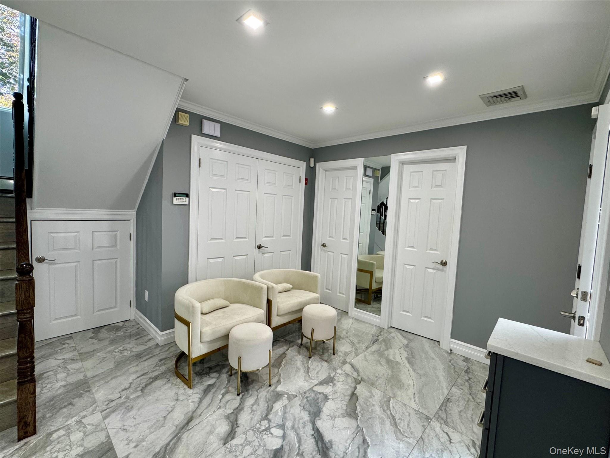 285 S Broadway D Property Photo 8