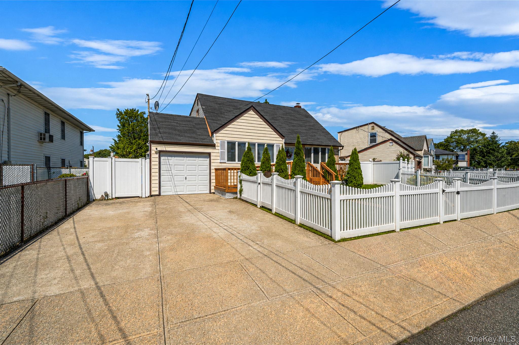 93 Deauville Boulevard Property Photo 2