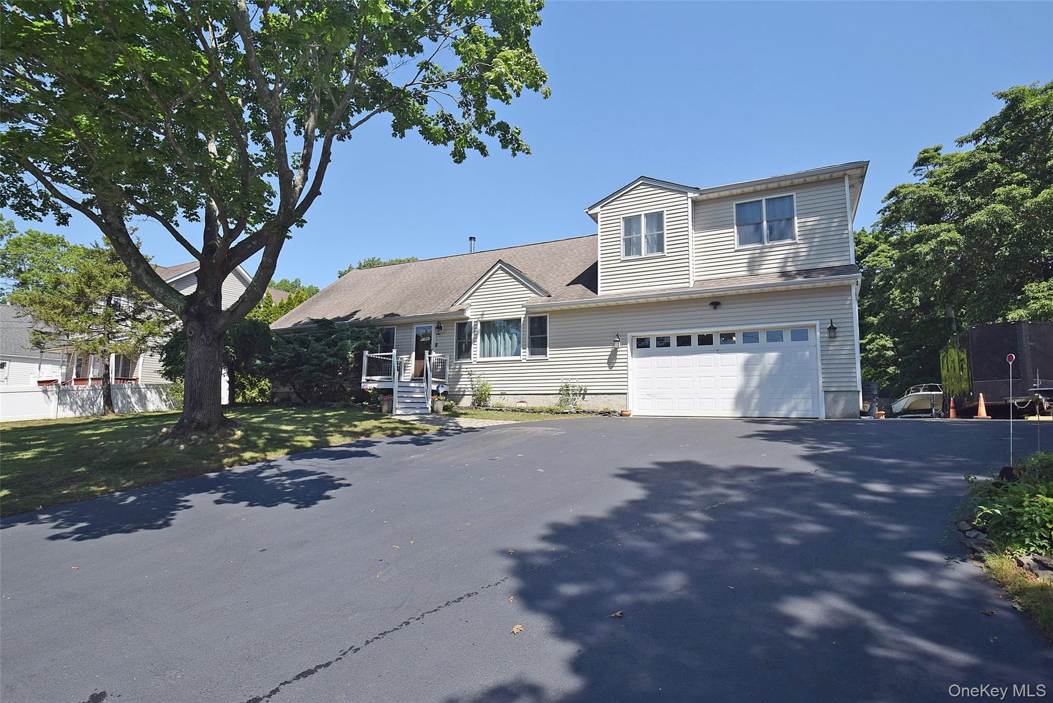 587 Johnson Avenue Property Photo 1