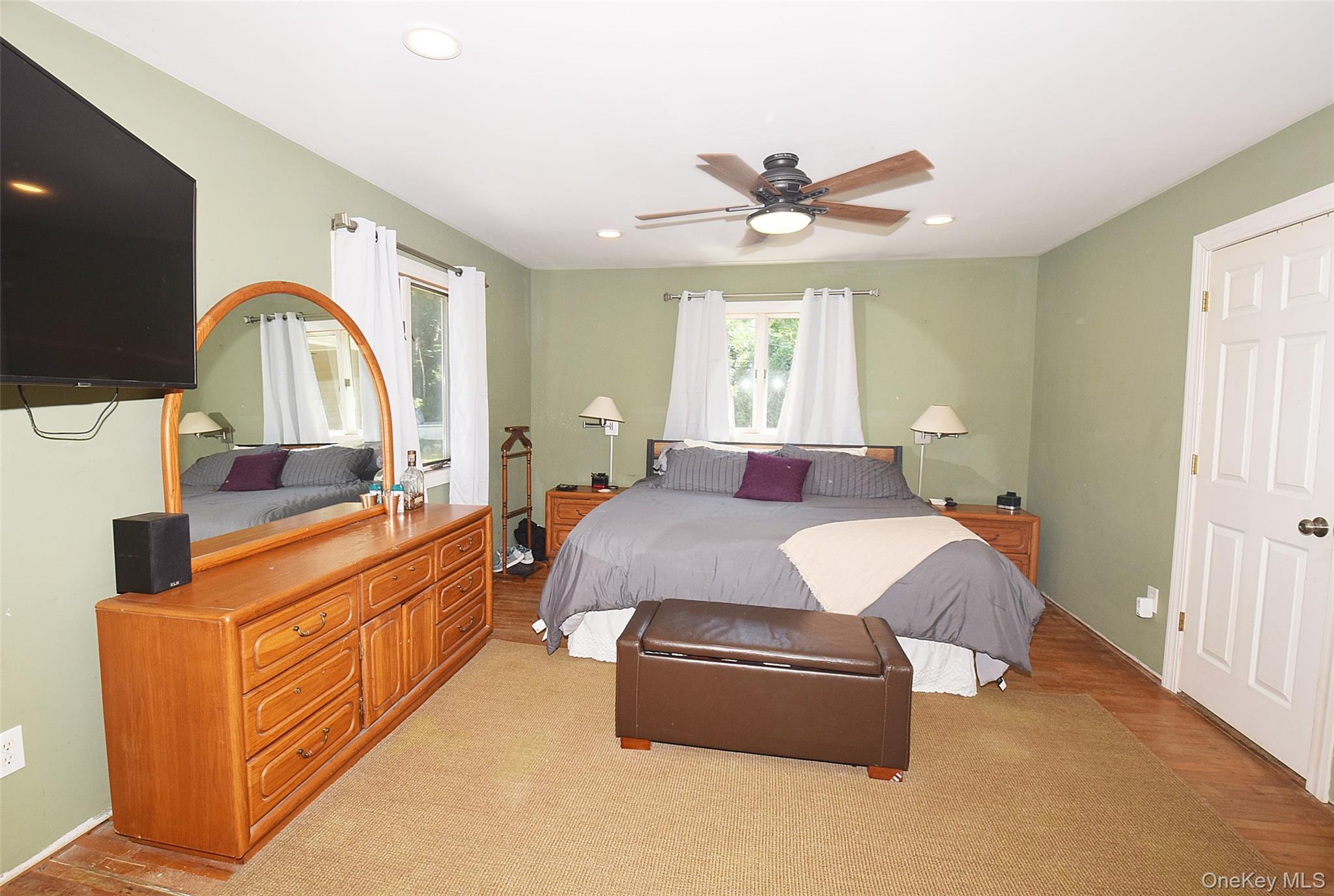 587 Johnson Avenue Property Photo 8
