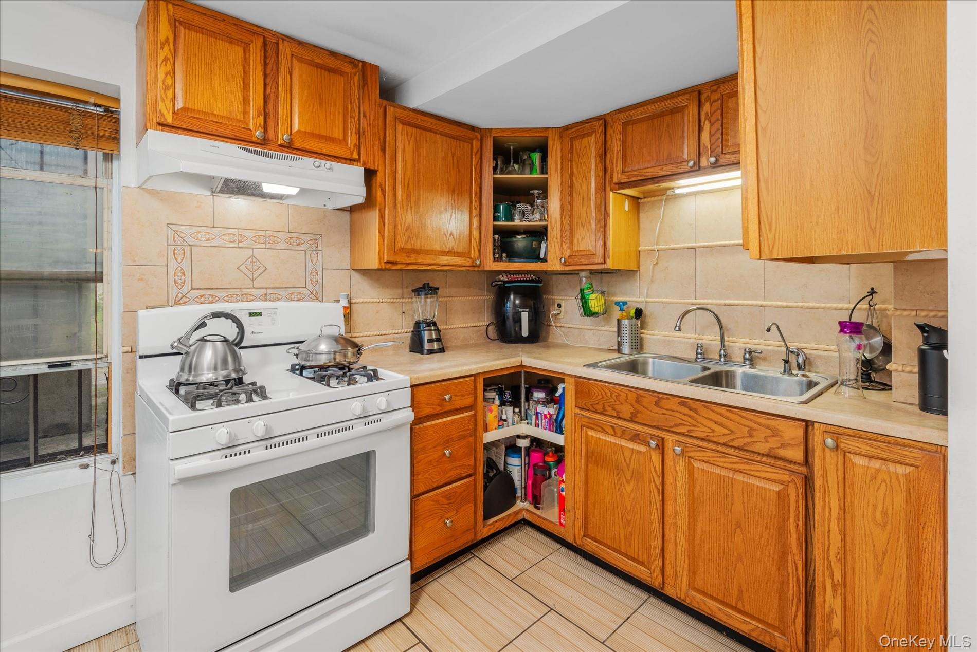 1241 Putnam Avenue Property Photo 10