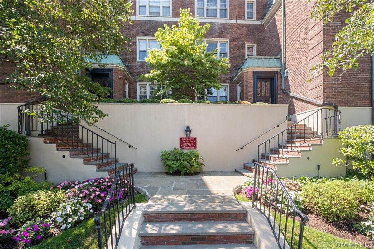 7 Chateaux Circle 7f Property Photo 2
