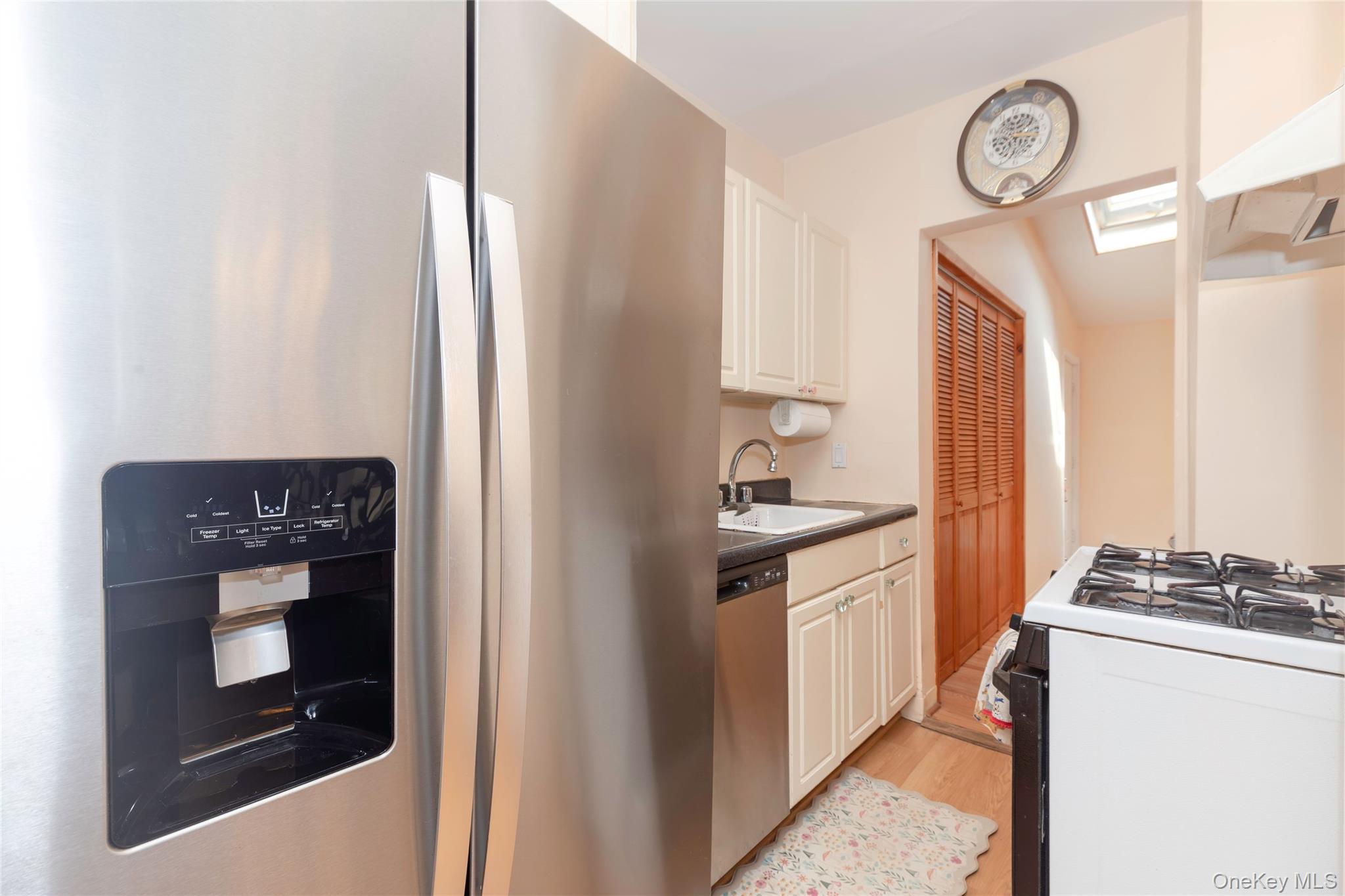 2036 Hobart Avenue Property Photo 4