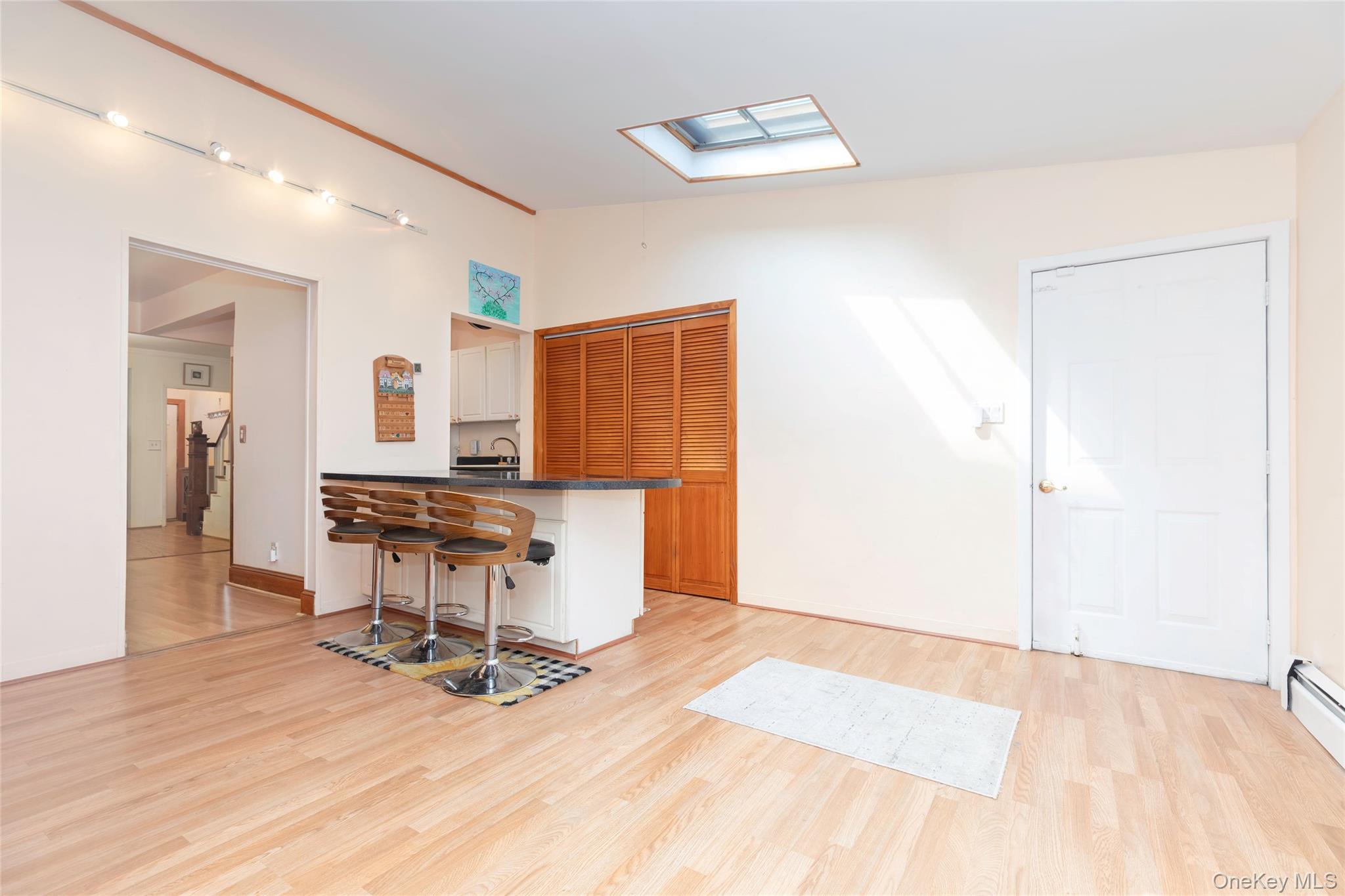 2036 Hobart Avenue Property Photo 5