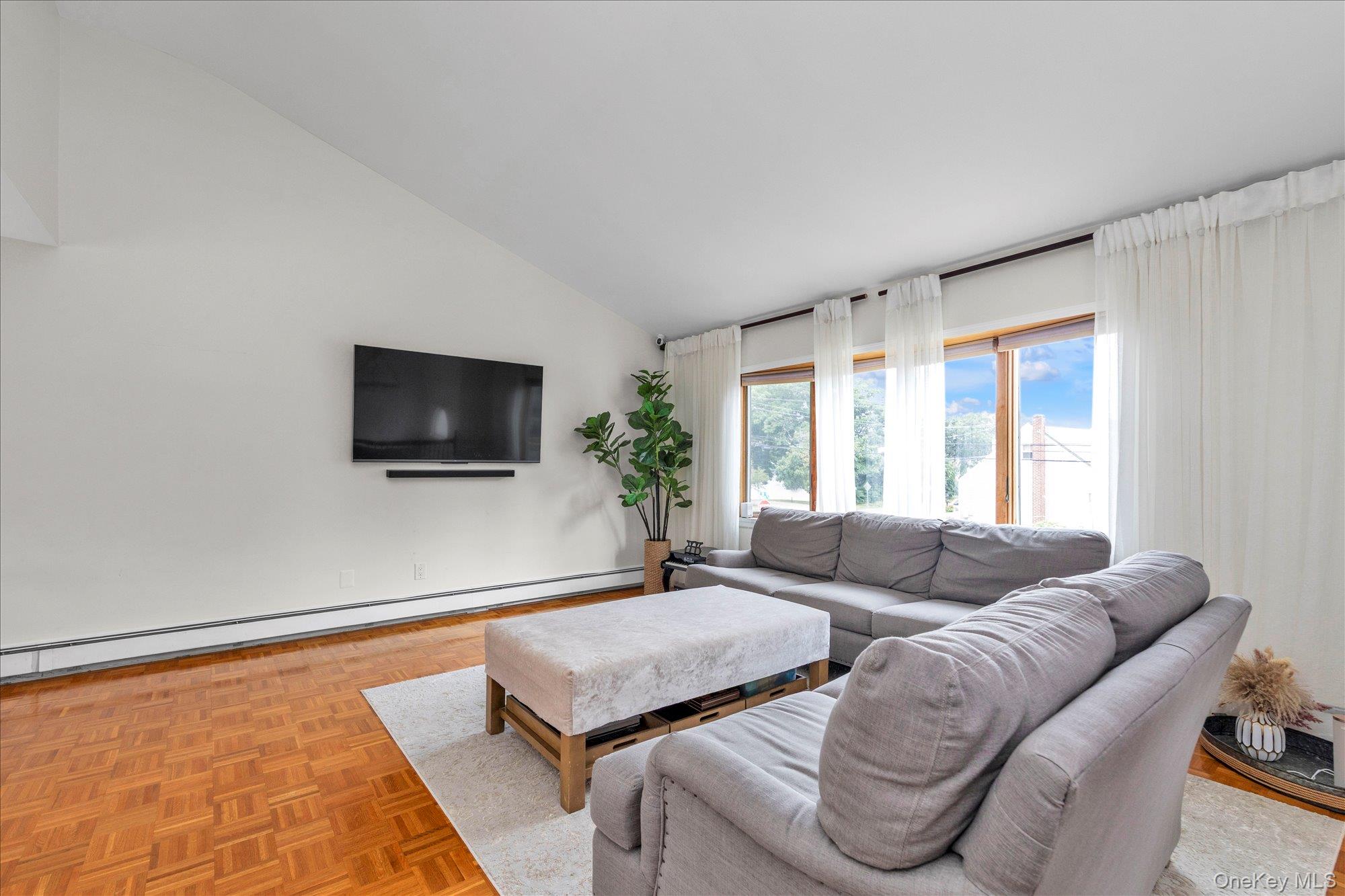 583 N Erie Avenue Property Photo 5