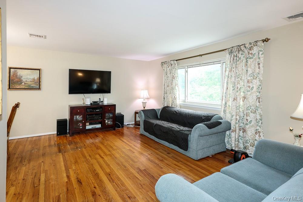 555 N Windsor Avenue Property Photo 4