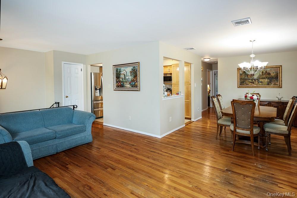 555 N Windsor Avenue Property Photo 6