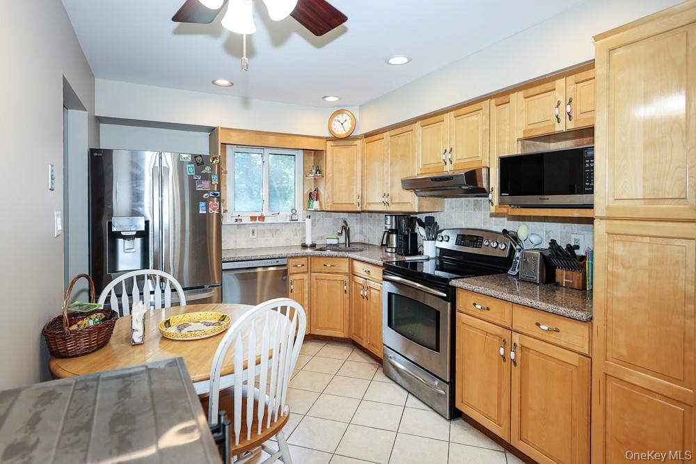 555 N Windsor Avenue Property Photo 12