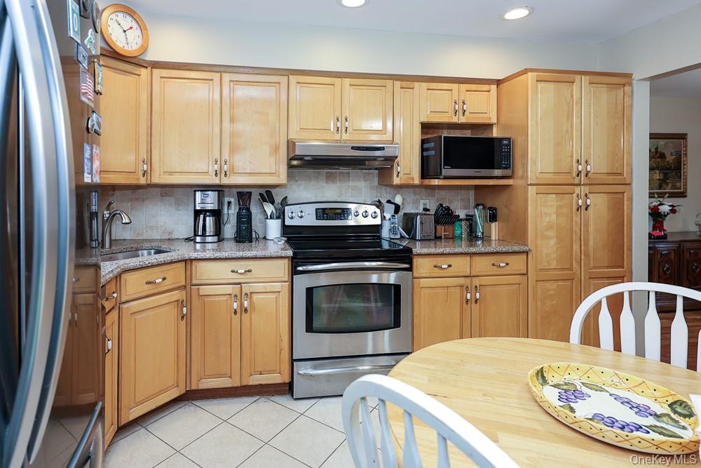 555 N Windsor Avenue Property Photo 13