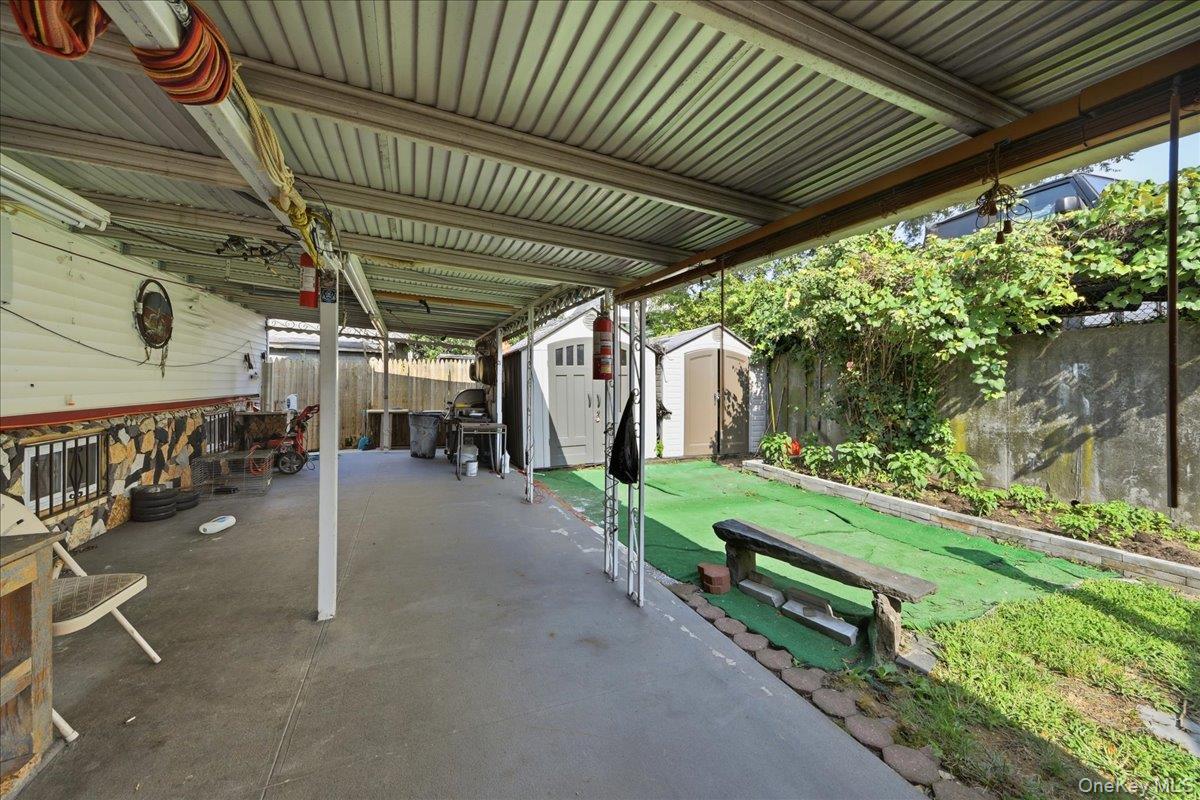 672 Drew Street Property Photo 2