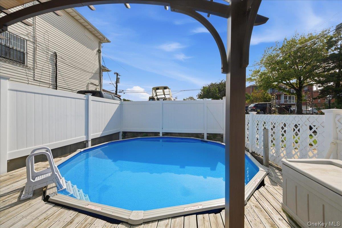672 Drew Street Property Photo 3