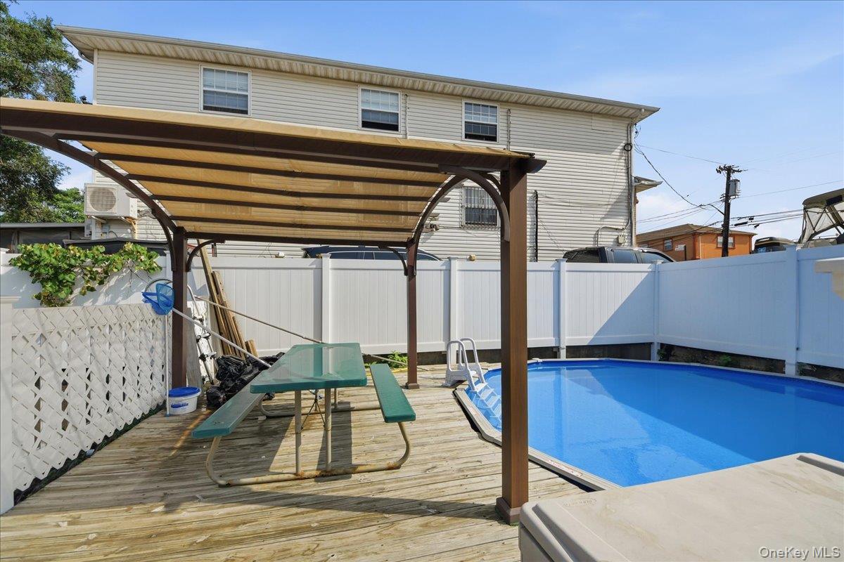 672 Drew Street Property Photo 4