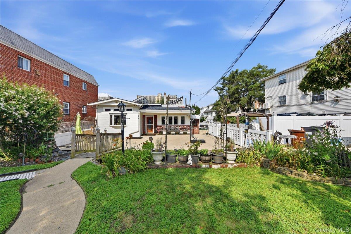 672 Drew Street Property Photo 5