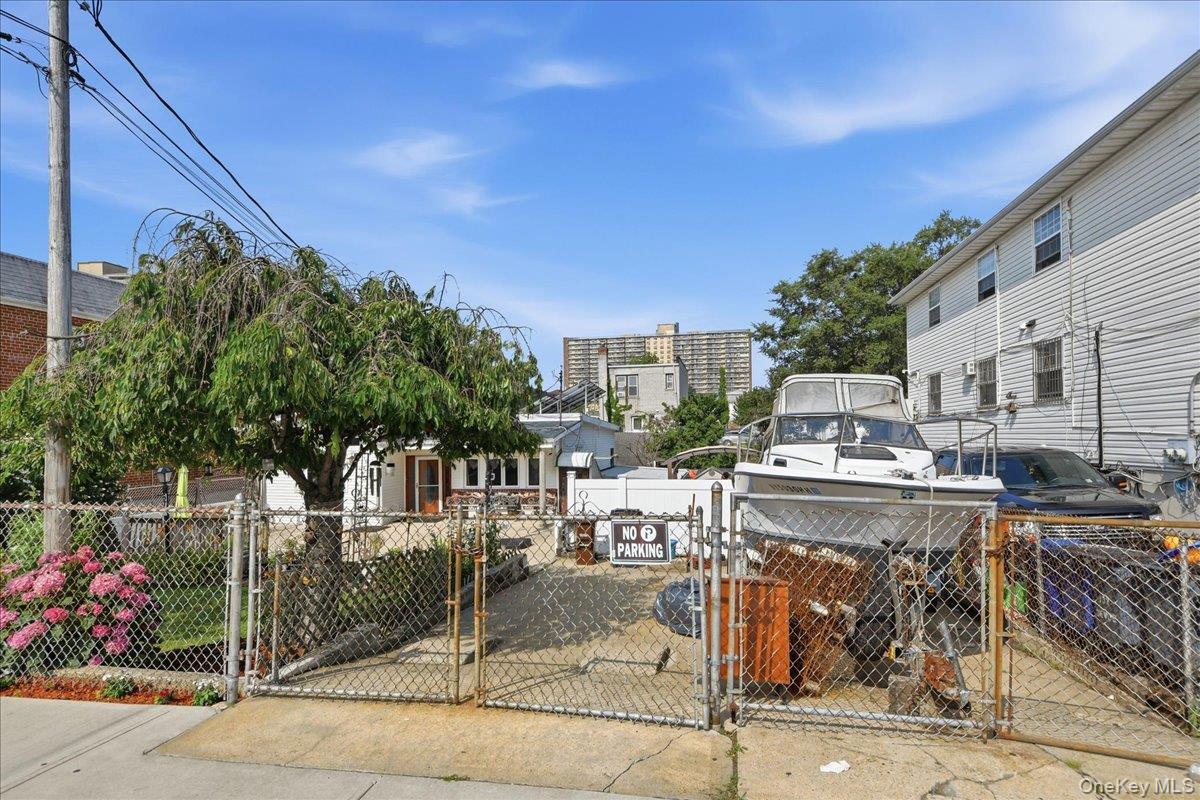 672 Drew Street Property Photo 6