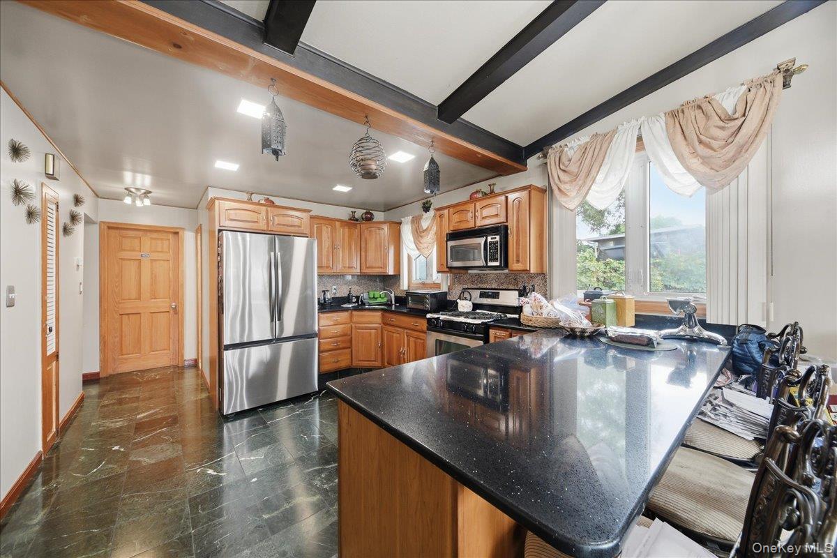 672 Drew Street Property Photo 10