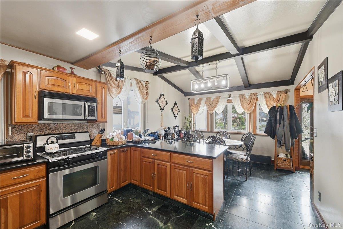 672 Drew Street Property Photo 11