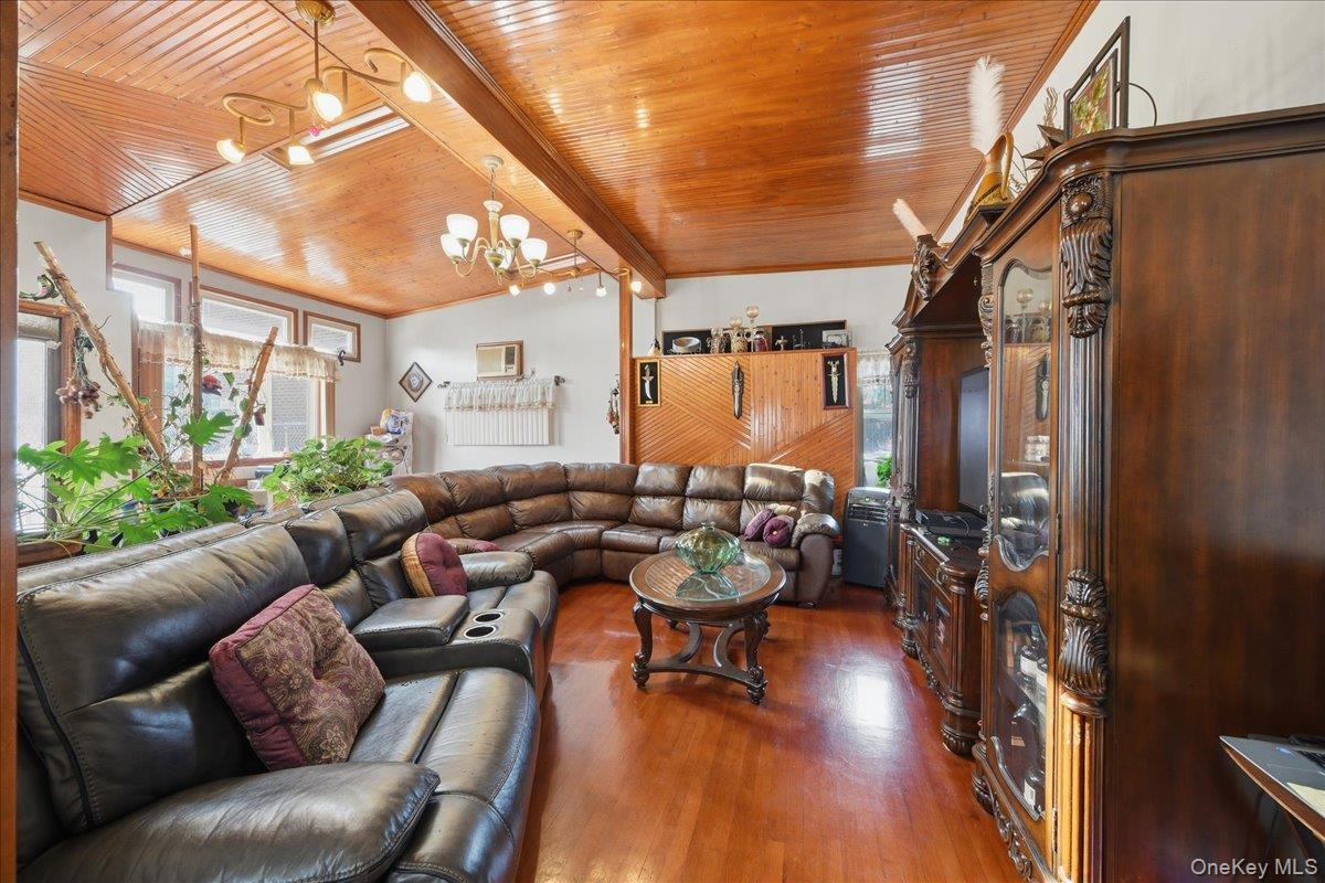 672 Drew Street Property Photo 13