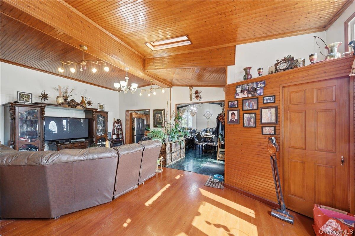 672 Drew Street Property Photo 14
