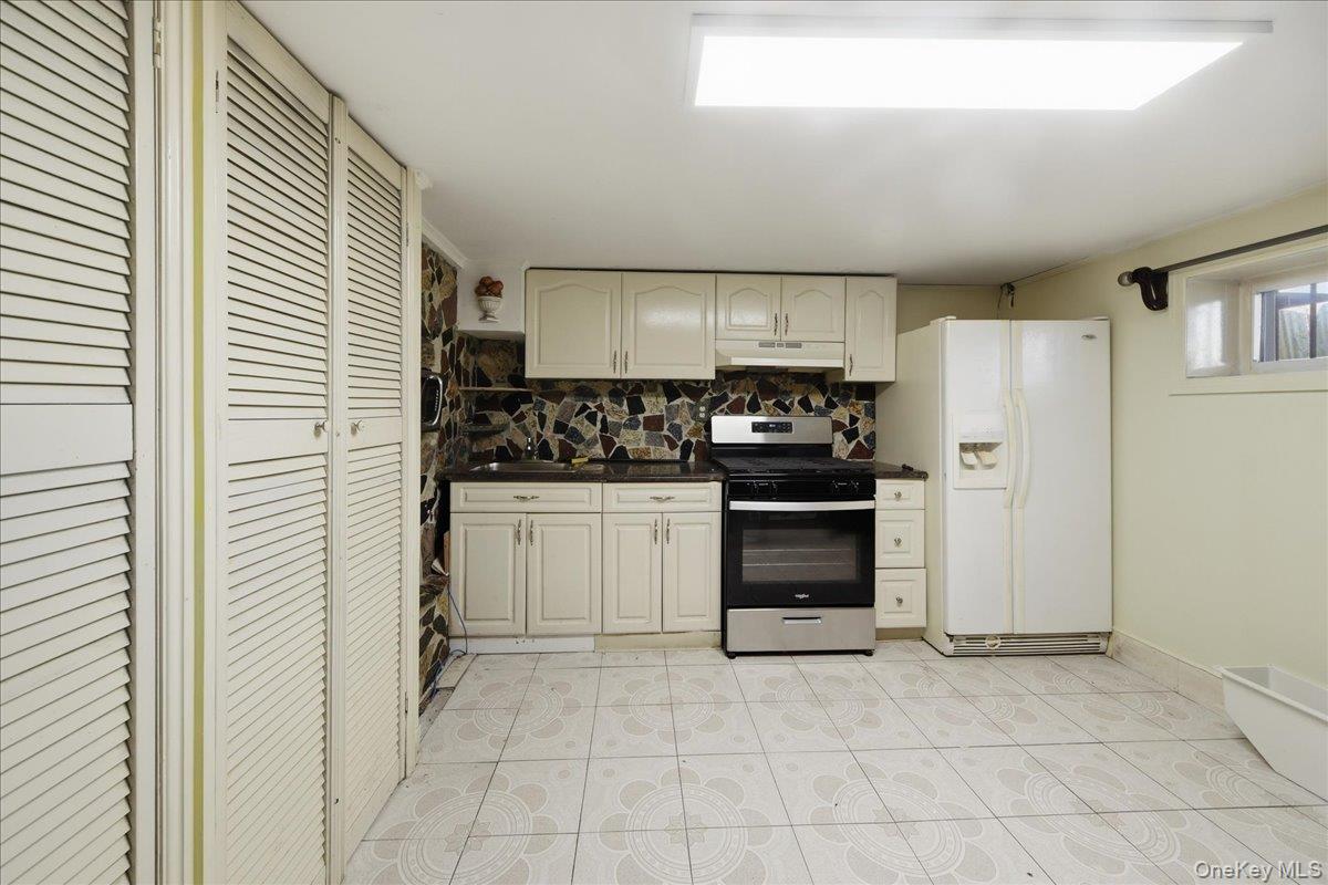 672 Drew Street Property Photo 16