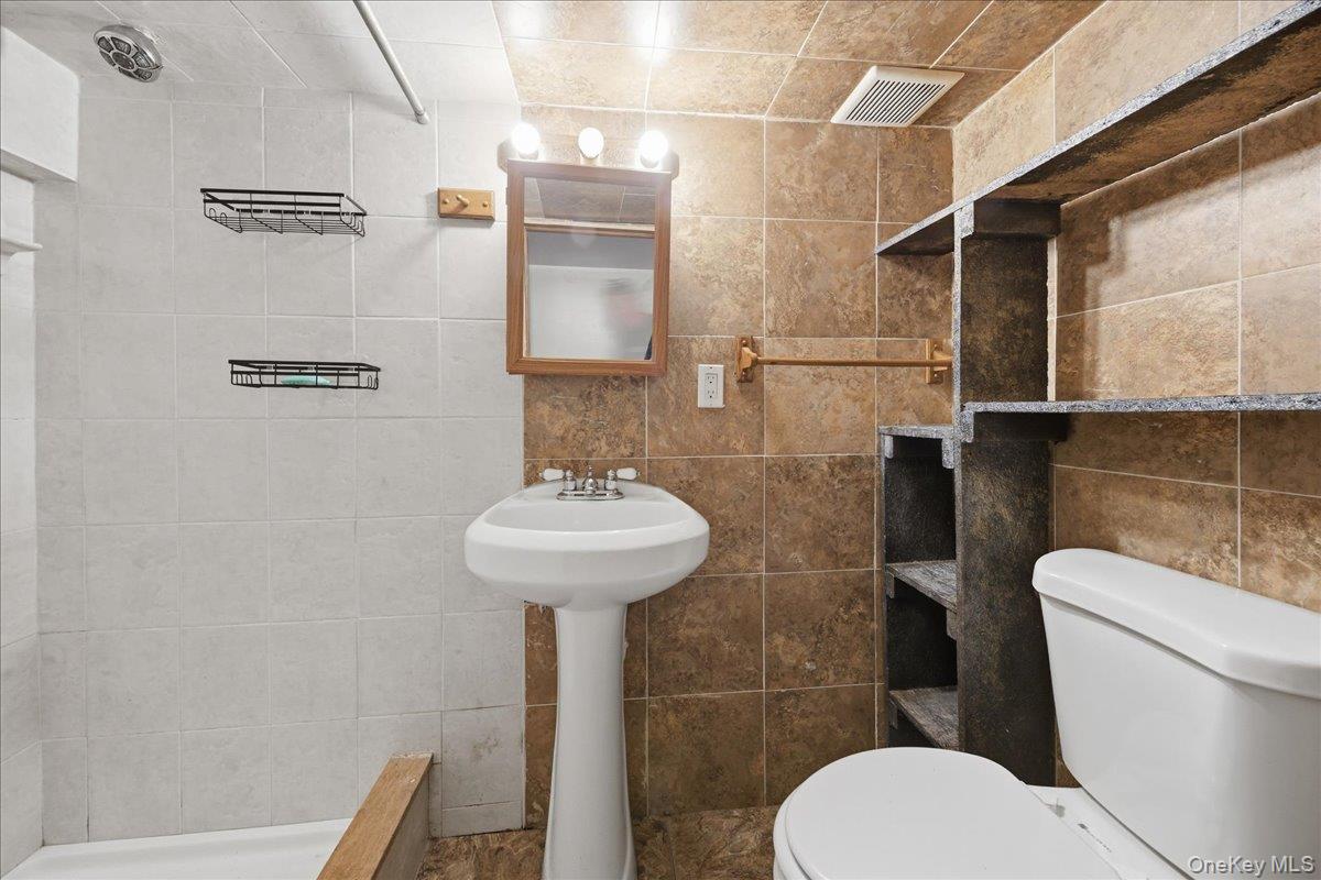 672 Drew Street Property Photo 19