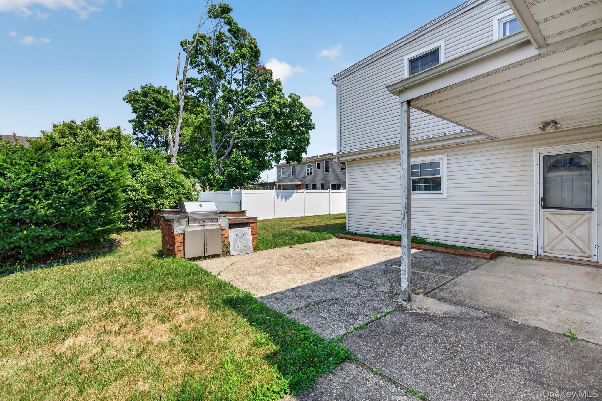 138 Spring Street Property Photo 4