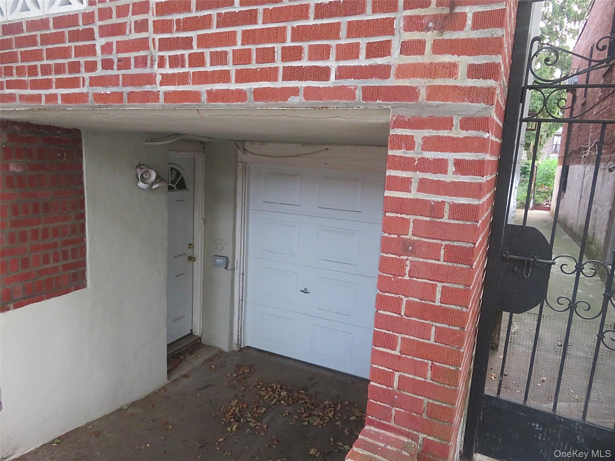 306 E 48th Street Property Photo 3