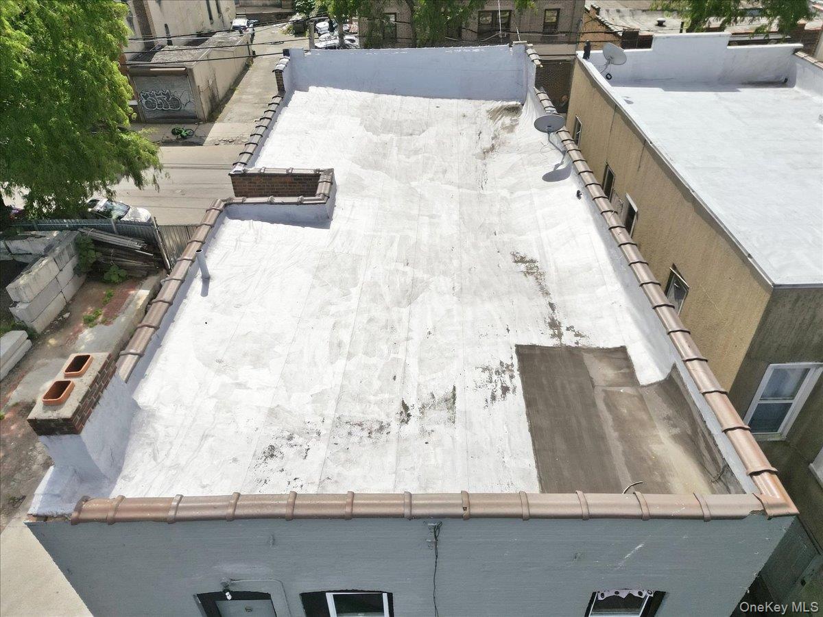 209 W 3rd Street Property Photo 18