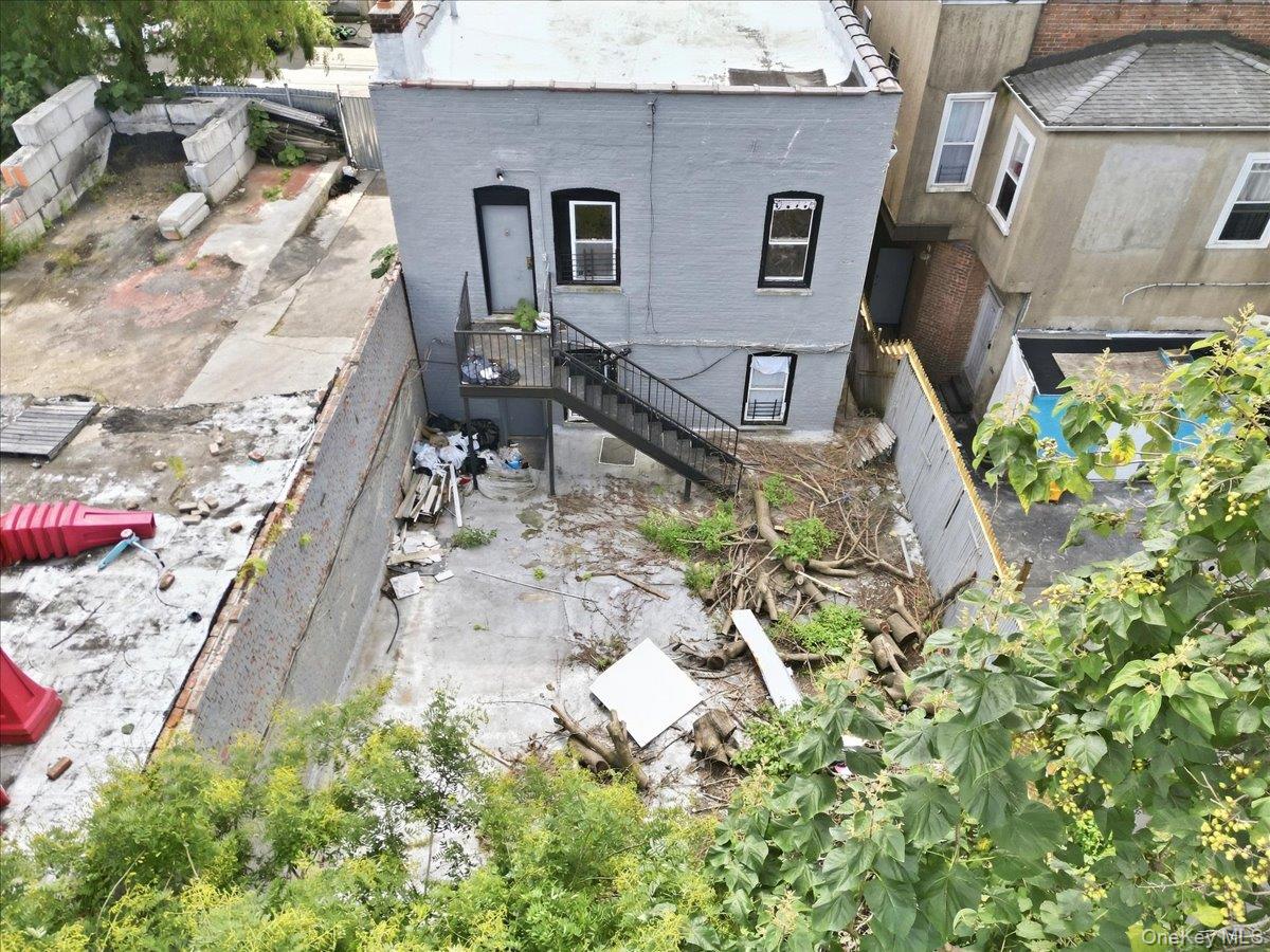 209 W 3rd Street Property Photo 21