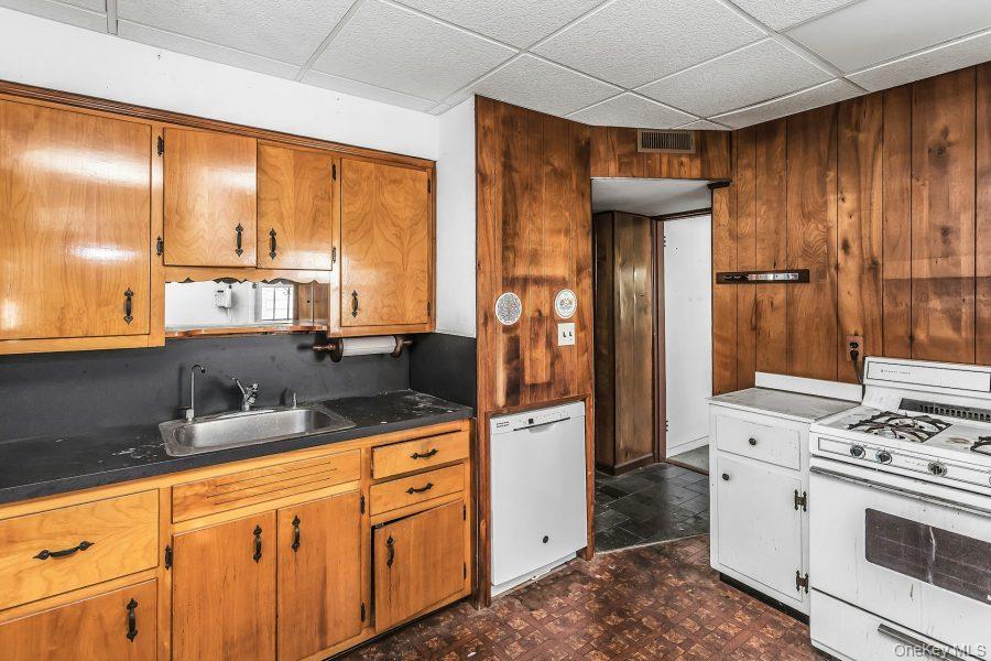 754 Windsor Road Property Photo 6