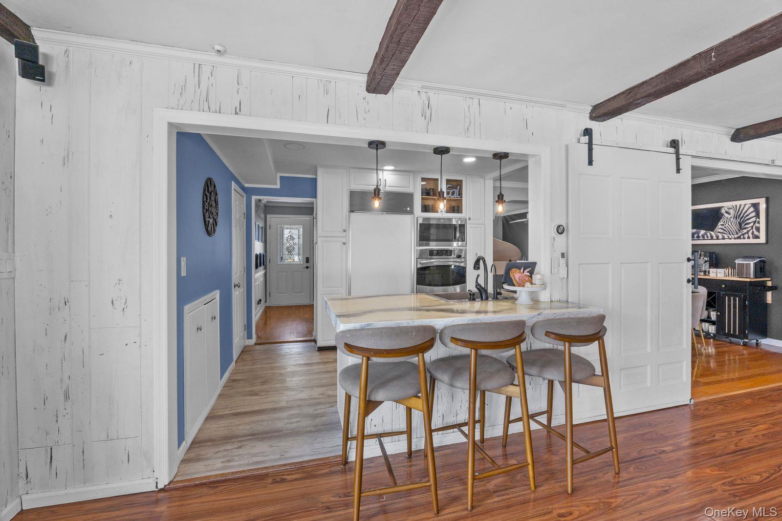 286 E Lexington Avenue Property Photo 8