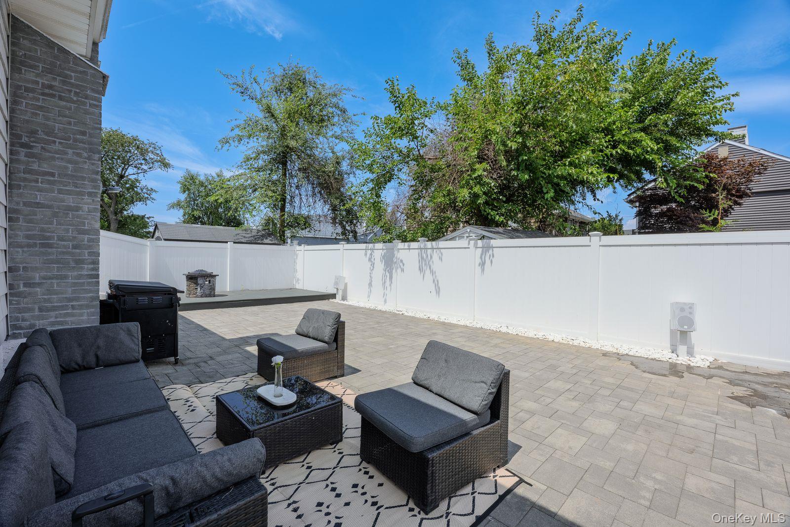 286 E Lexington Avenue Property Photo 16