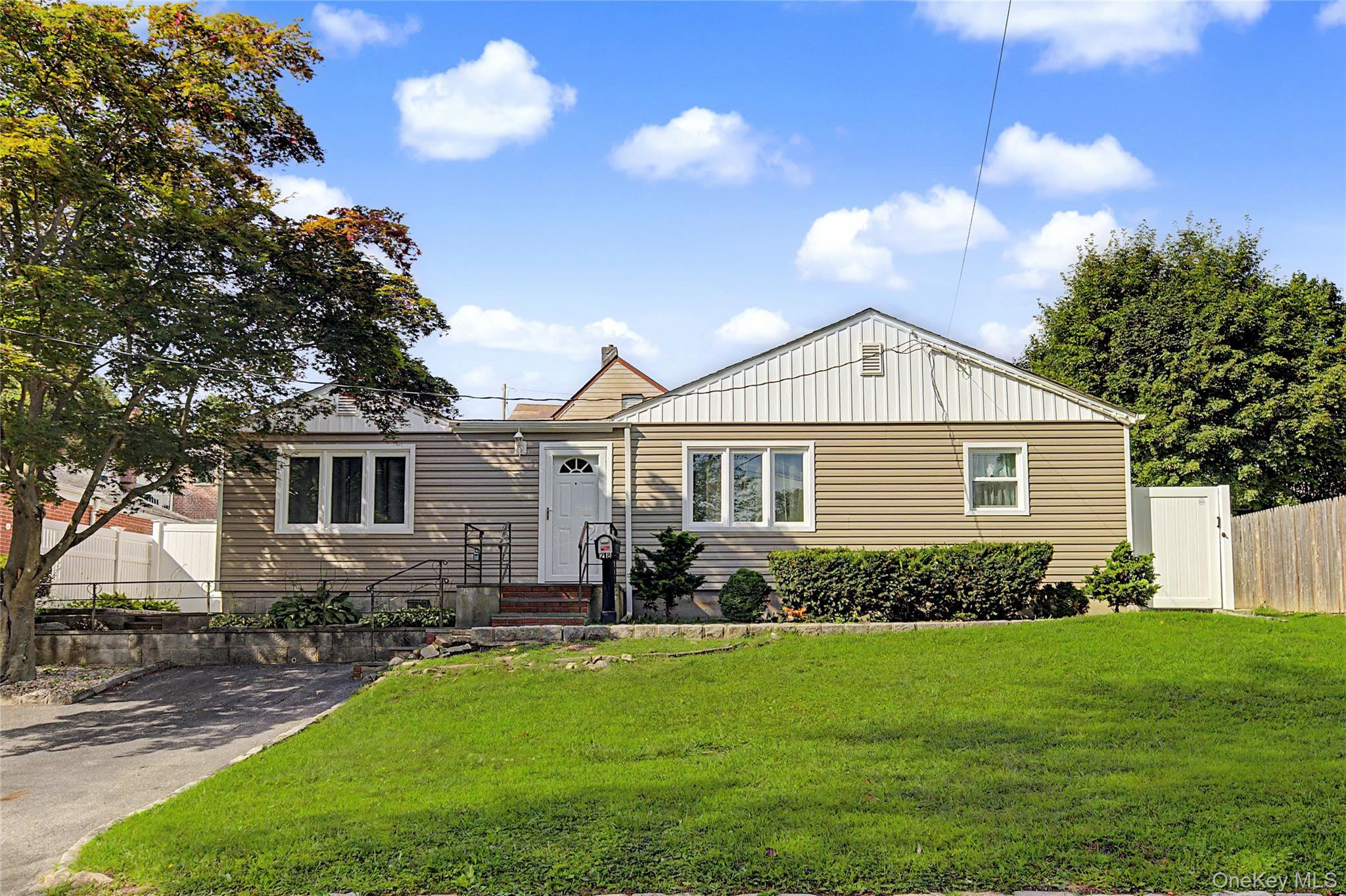 28 Roundhill Drive Property Photo 1
