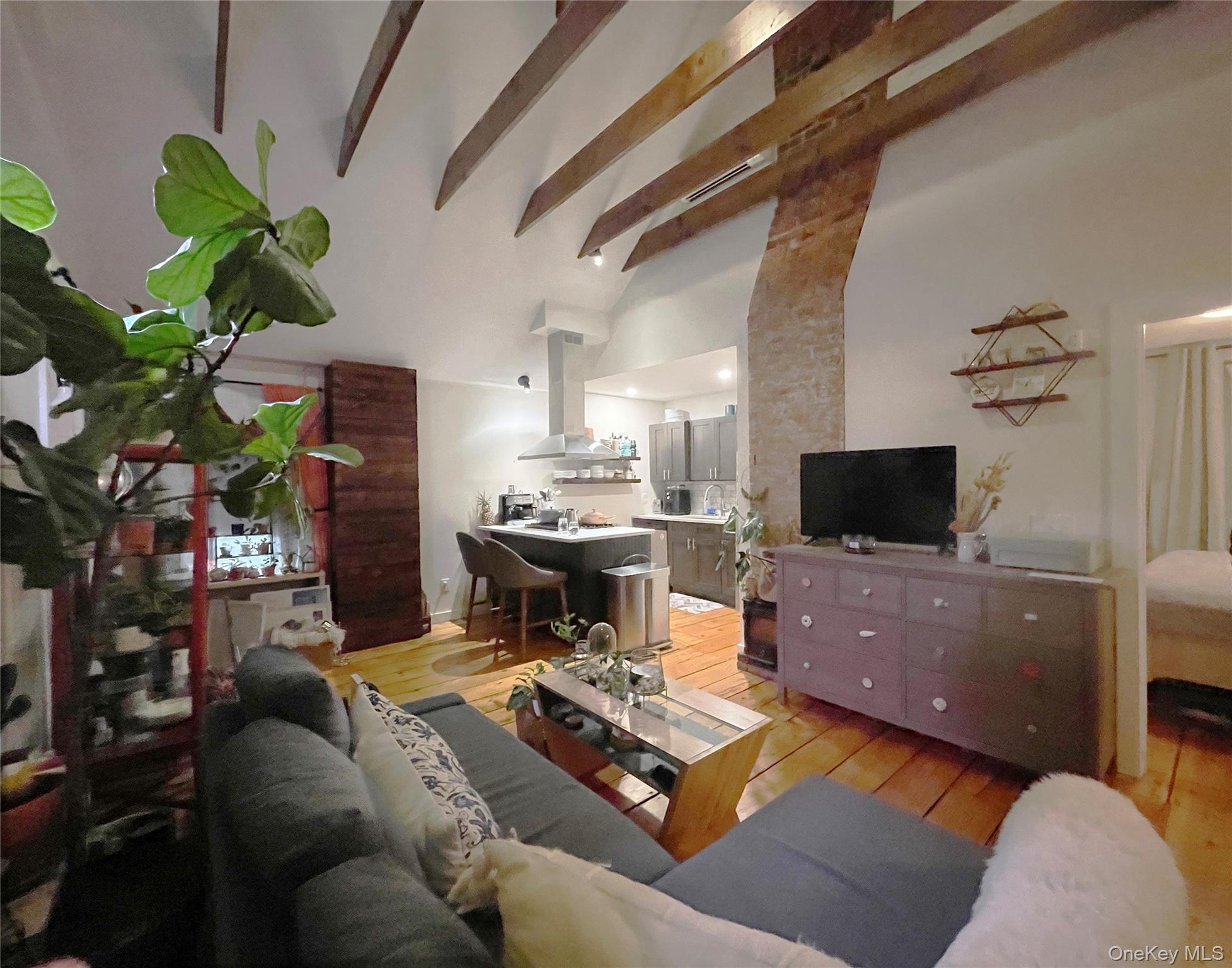 5 N Elm Street Property Photo 2