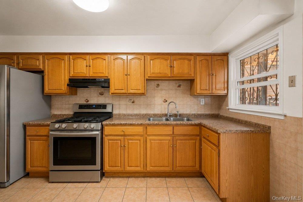 868 E 216th Street Property Photo 12