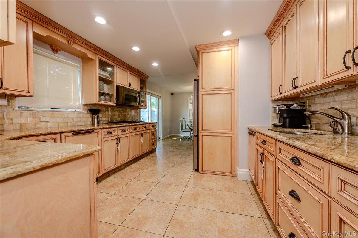 634 Jarvis Avenue Property Photo 10