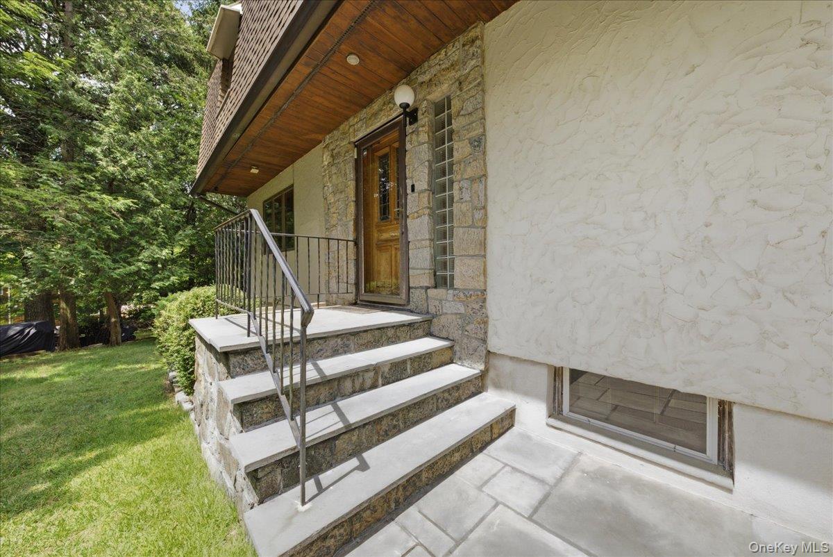15 Woodcrest Terrace Property Photo 3