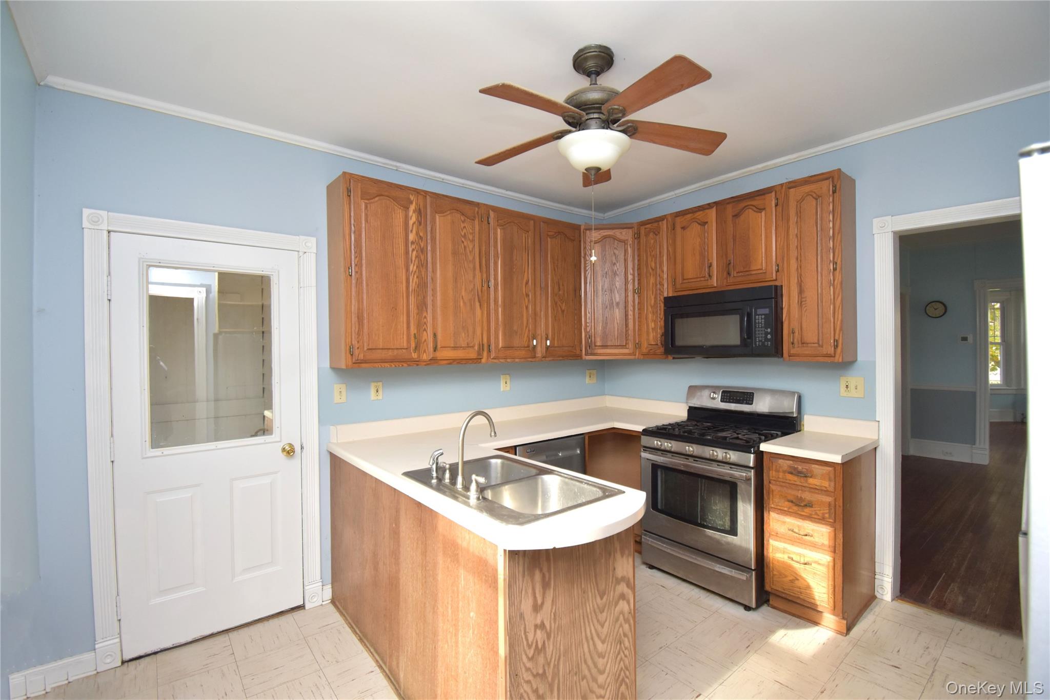 79 Rombout Avenue Property Photo 8
