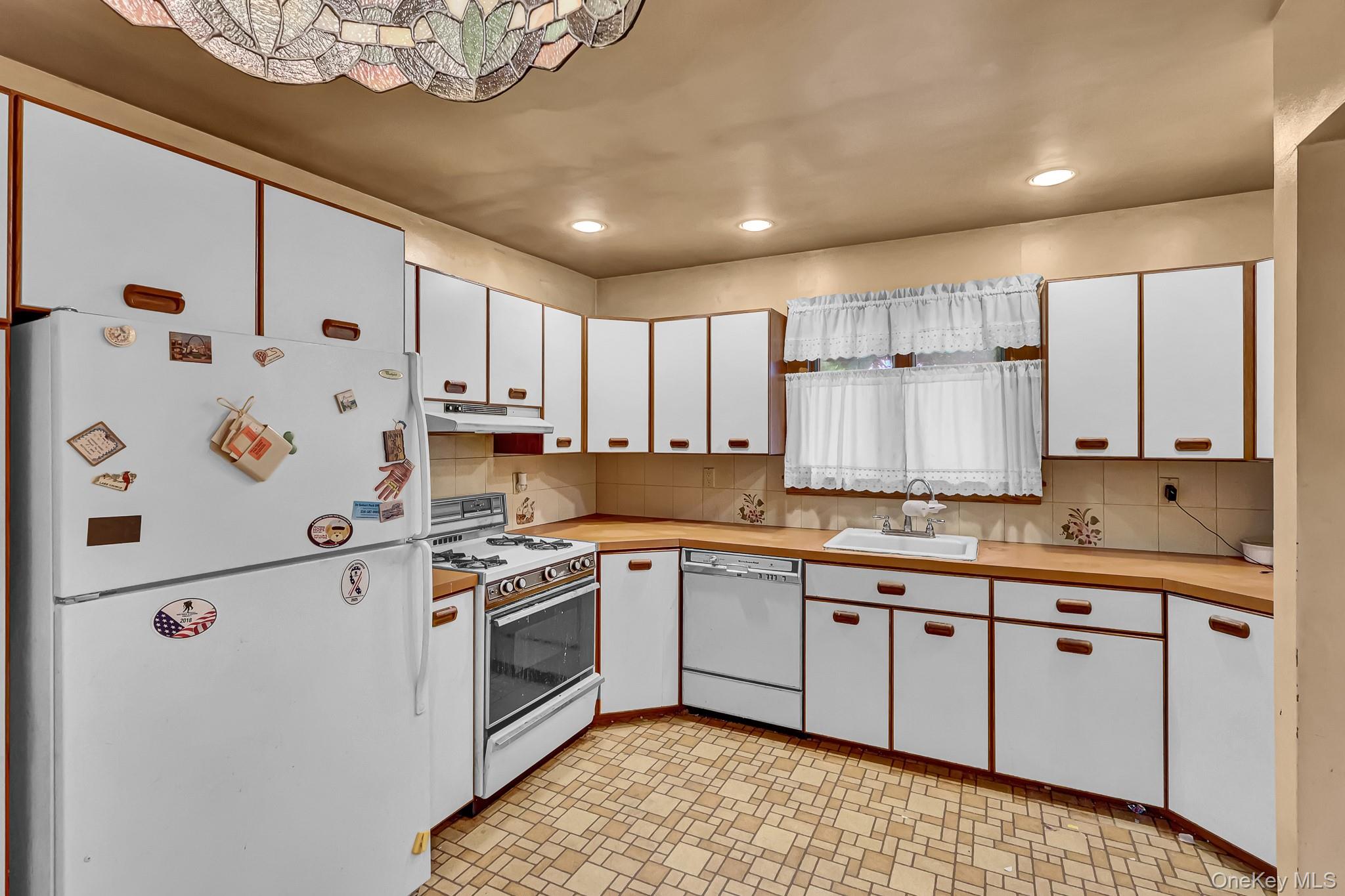505 Leonard Boulevard Property Photo 8