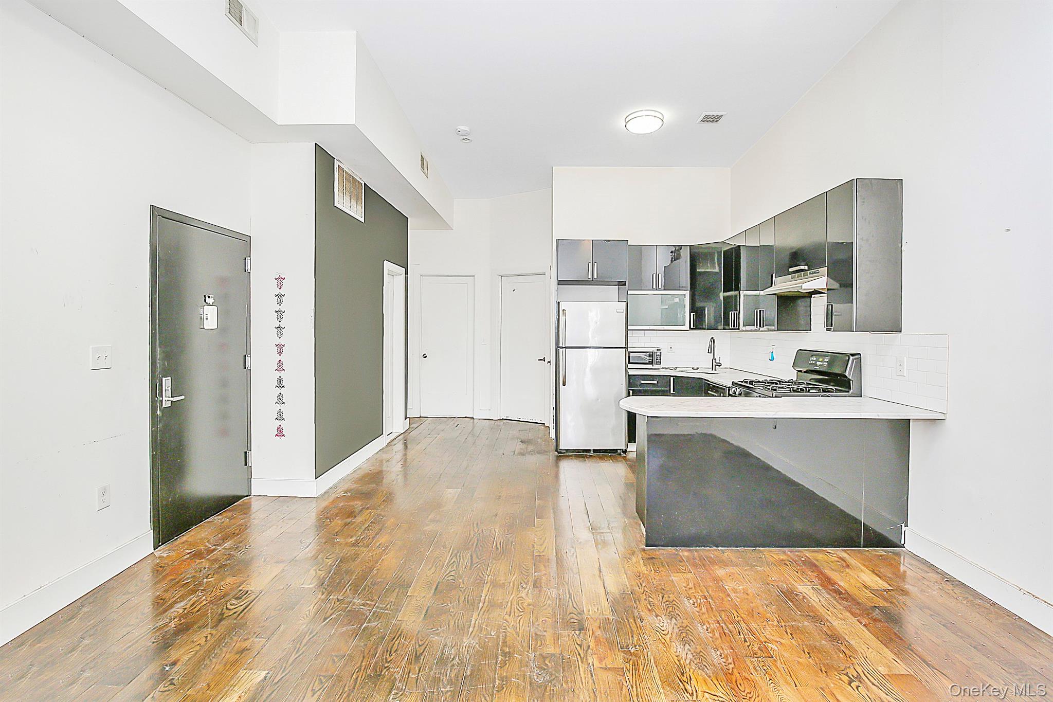 99 Eldert Street 3 Property Photo 6