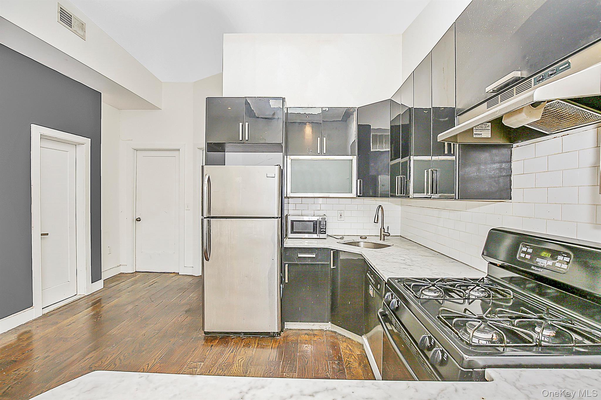 99 Eldert Street 3 Property Photo 9