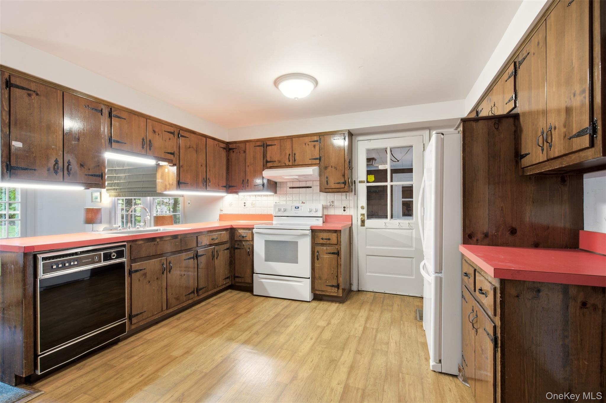 1936 Midlane Property Photo 16