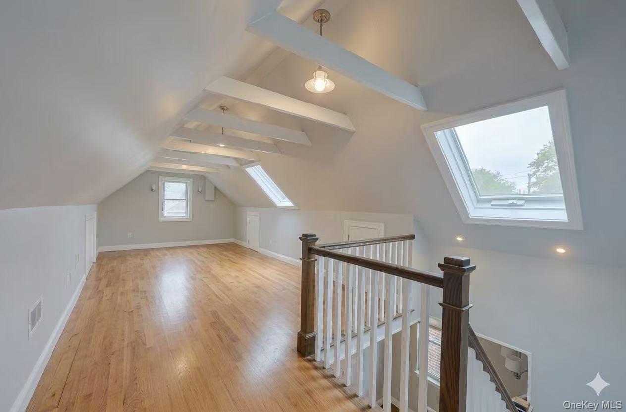 1194 Lydig Avenue Property Photo 6